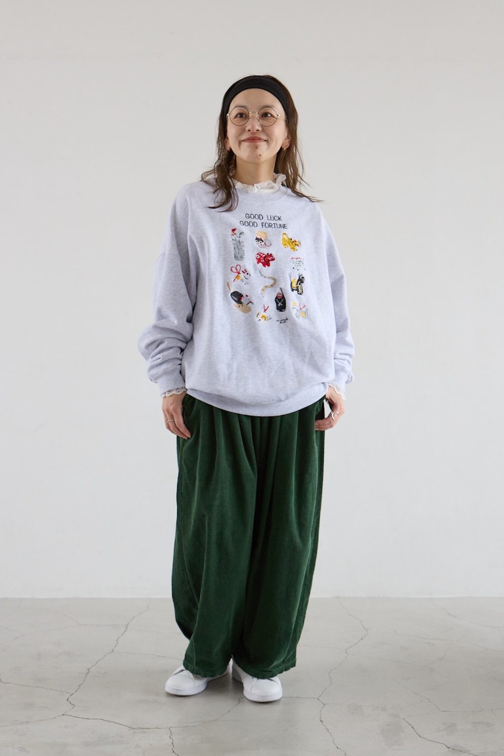 マーブルシュッド プレス 河合杏香さんの私服ファッションスナップ。遊び心のある刺しゅうスウェットが主役。力の抜けた大人のリラックススタイル