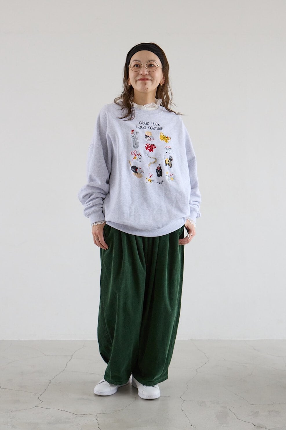 マーブルシュッド プレス 河合杏香さんの私服ファッションスナップ。遊び心のある刺しゅうスウェットが主役。力の抜けた大人のリラックススタイル