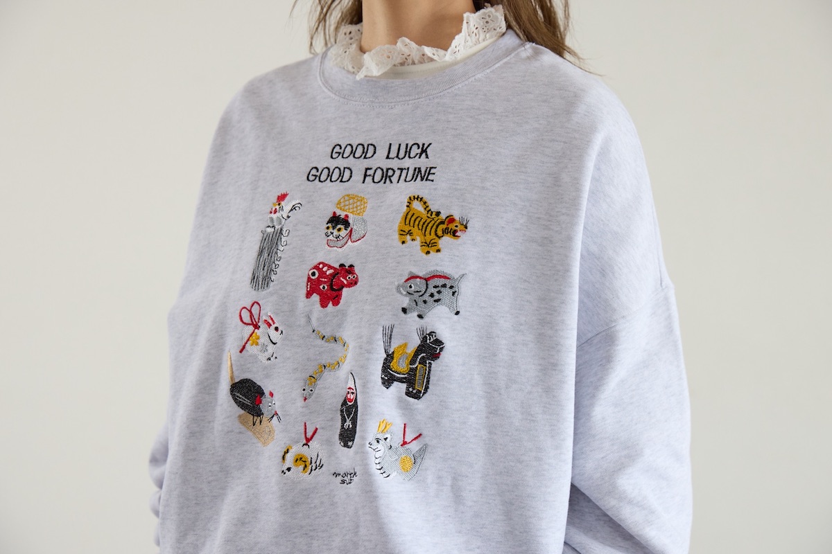 郷土玩具で表現した干支の刺しゅうが映えるスウェット