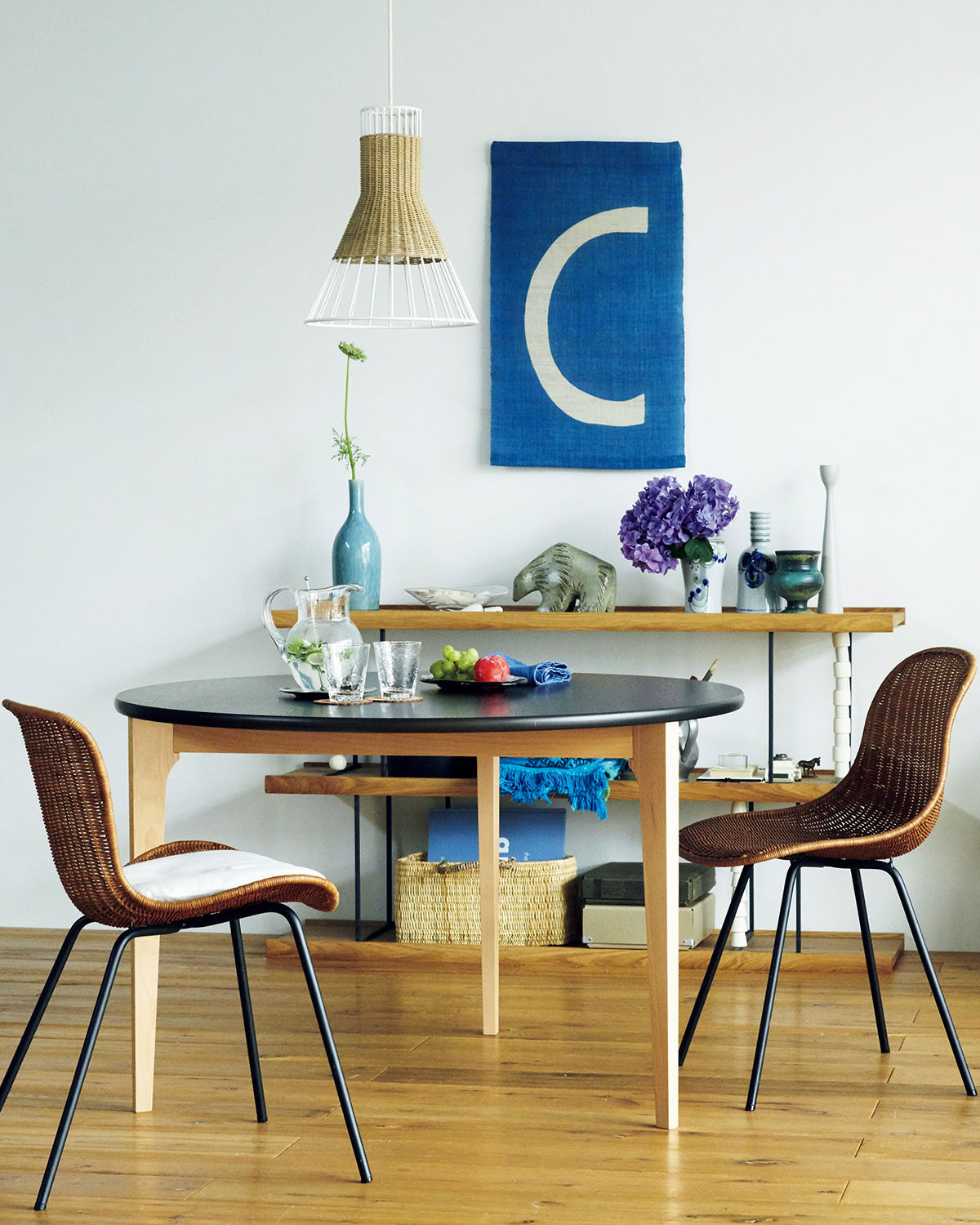 〈イデー〉のLILIUM LAMPのインテリア風景