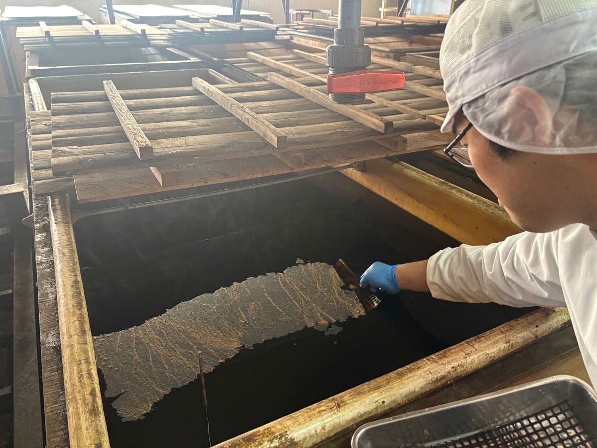 「マルカン酢」老舗ならではの醸造法を見学しましたが、お酢好きにはたまならい空間