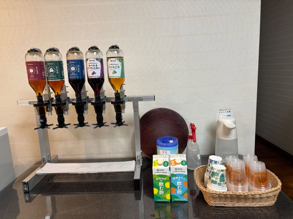 工場見学の当日は、社屋に入るとウェルカムドリンク(お酢ドリンク)をまず1杯。