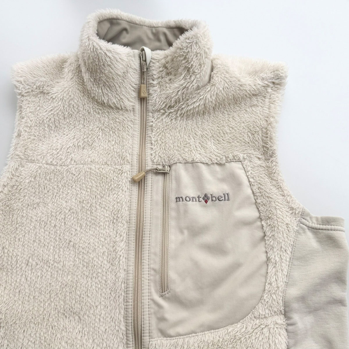 モンベルのフリース素材のベスト