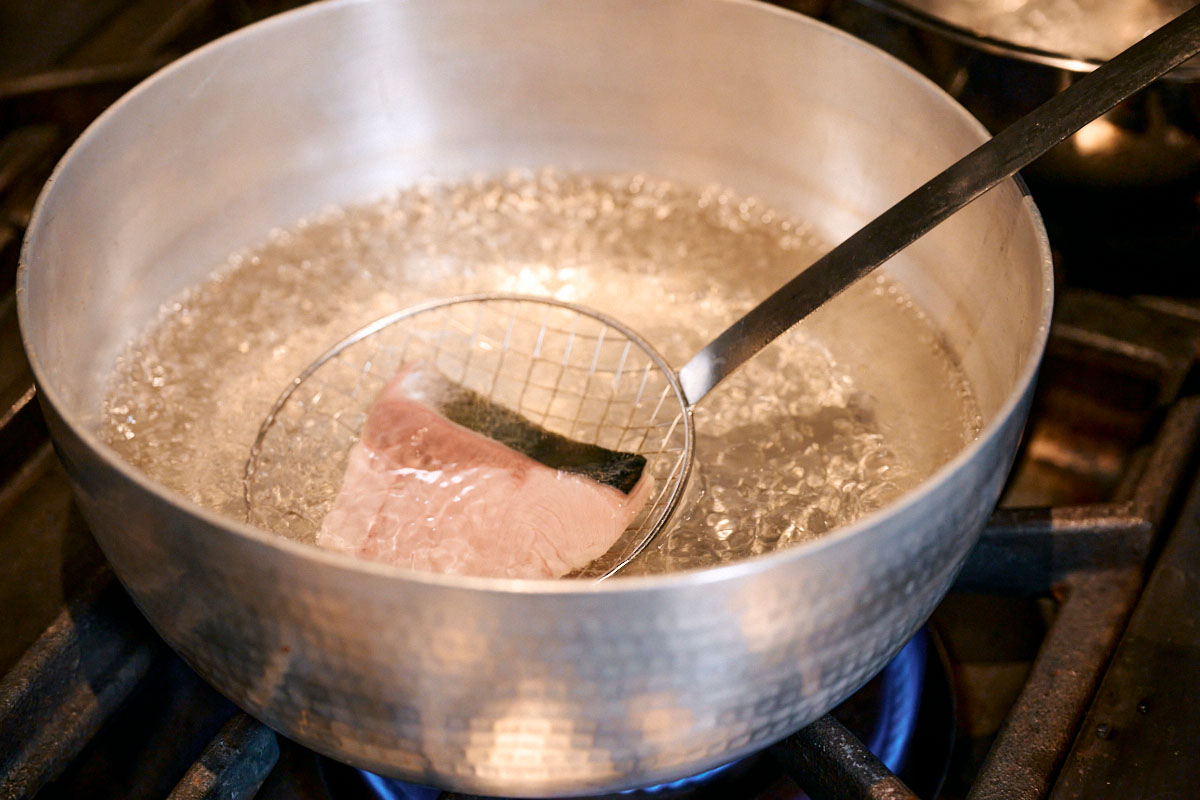 鍋でぶりを霜降りに