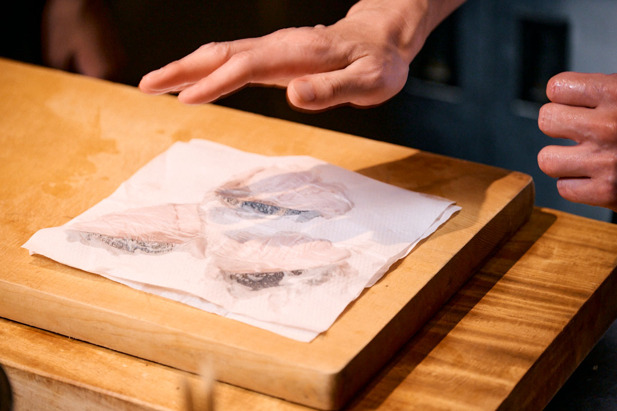 ぶりはペーパーで水気をしっかりきって