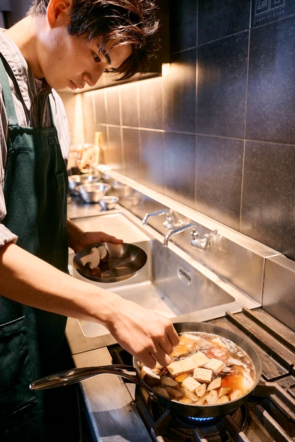 魚の煮つけを作る中沢元紀くん