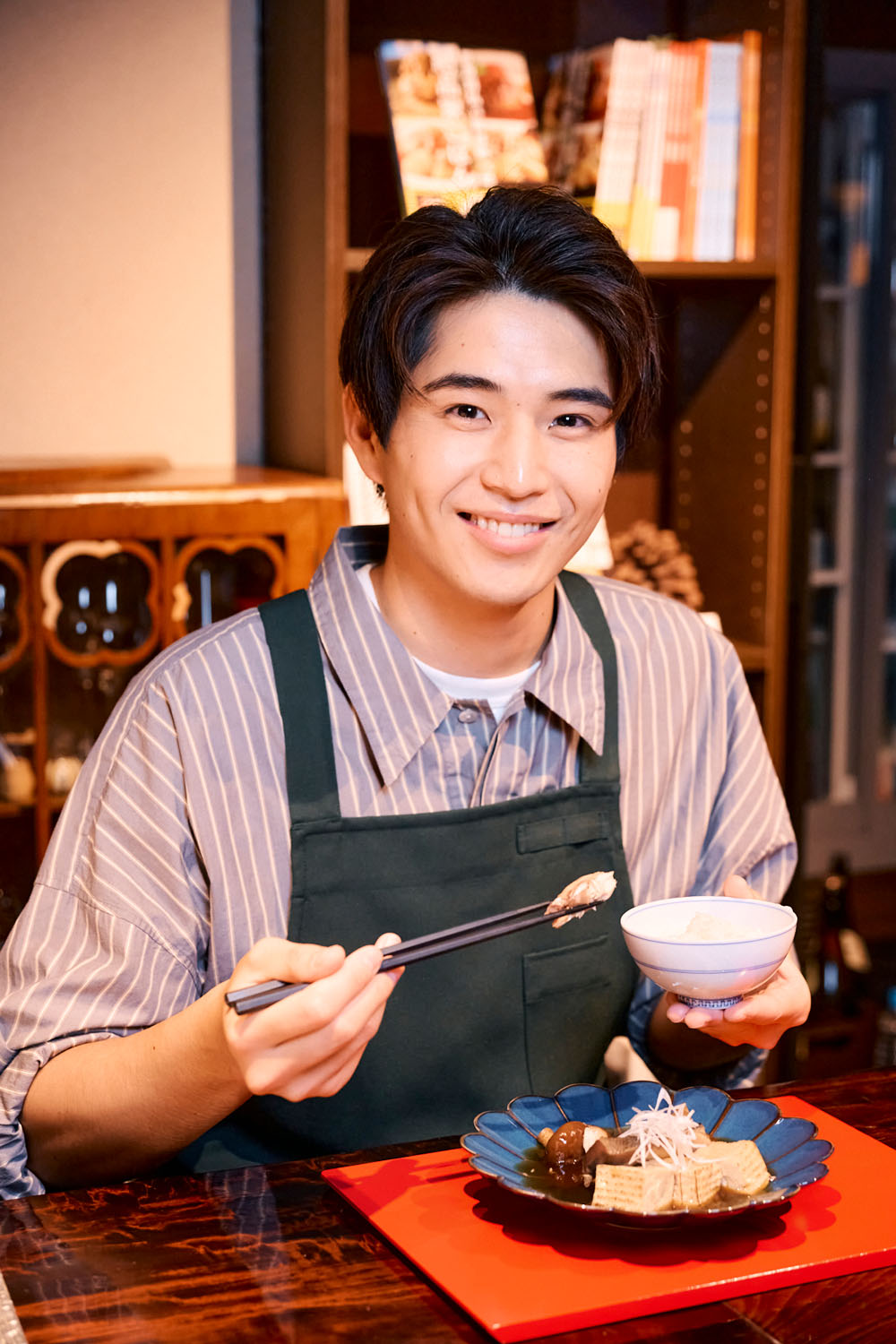 ぶりとごぼうの煮つけを食べる中沢元紀くん