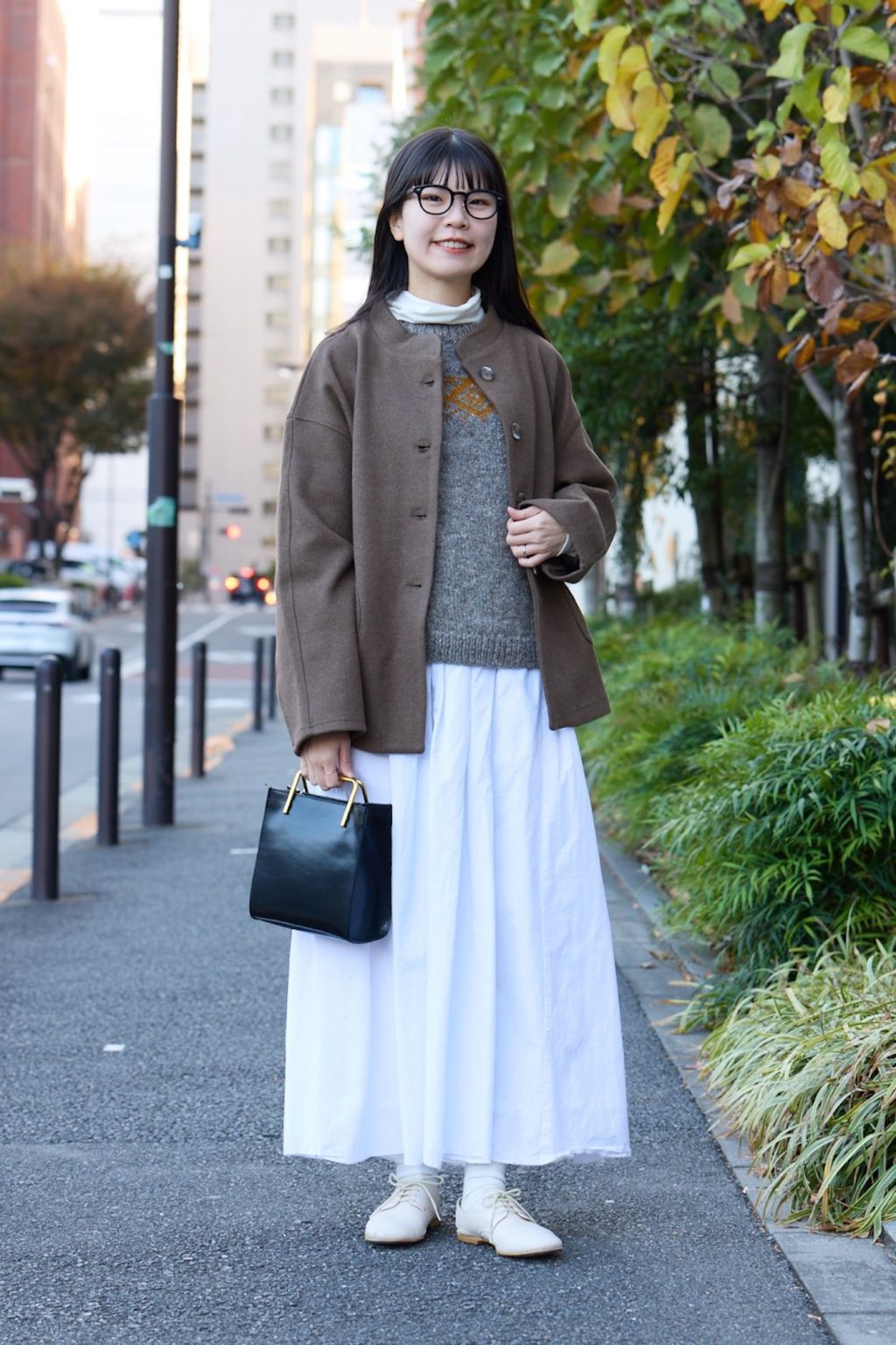 リンネル暮らし部エディター アカリと柚子さんの私服ファッションスナップ。柄ニット×丸みアウターが映える、ナチュラルで好バランスな冬の装い