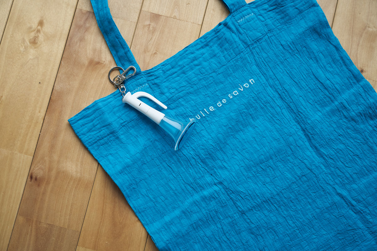 BTOBのグループカラー、ブルーのバッグ