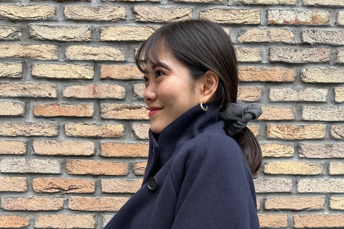 ハイネックで着たウーリーコートとヘアアクセがポイントの顔まわりカット