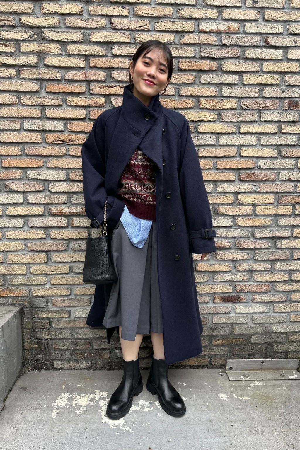 フリークスストア プレス 田中梨央奈さんの私服ファッションスナップ。ウーリーコートが主役の冬レイヤード。フェアアイル柄で季節感をプラス