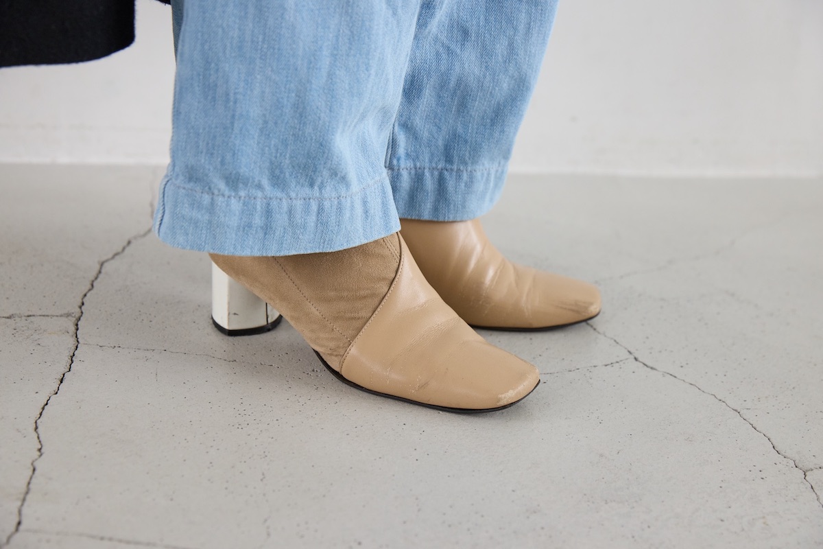 ライトカラーのデニムパンツにベージュ系のモダンなブーツを合わせた大人の冬の足もとコーデ