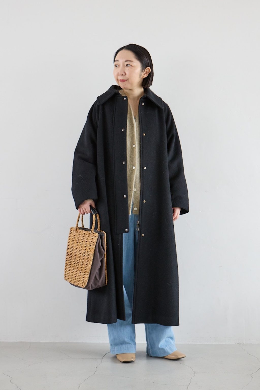 アデュー トリステス/ロワズィール PR 山野内裕紀子さんの私服ファッションスナップ。黒のロングコートを軽やかに着こなす、大人の冬デニムコーデ