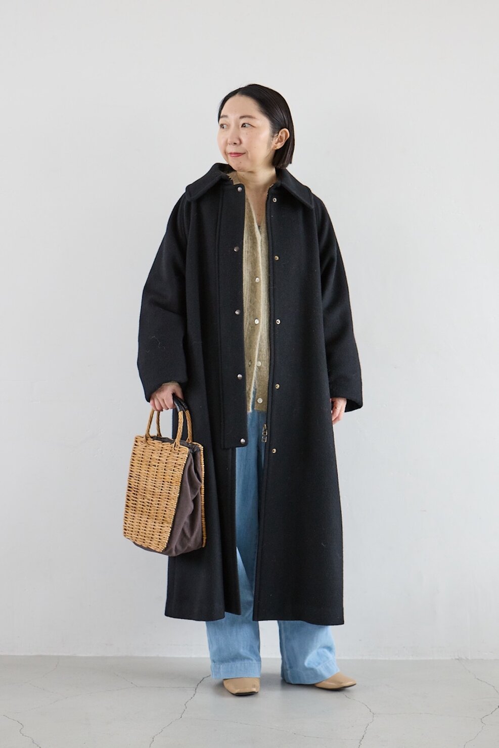 アデュー トリステス／ロワズィール PR 山野内裕紀子さんの私服ファッションスナップ。黒のロングコートを軽やかに着こなす、大人の冬デニムコーデ