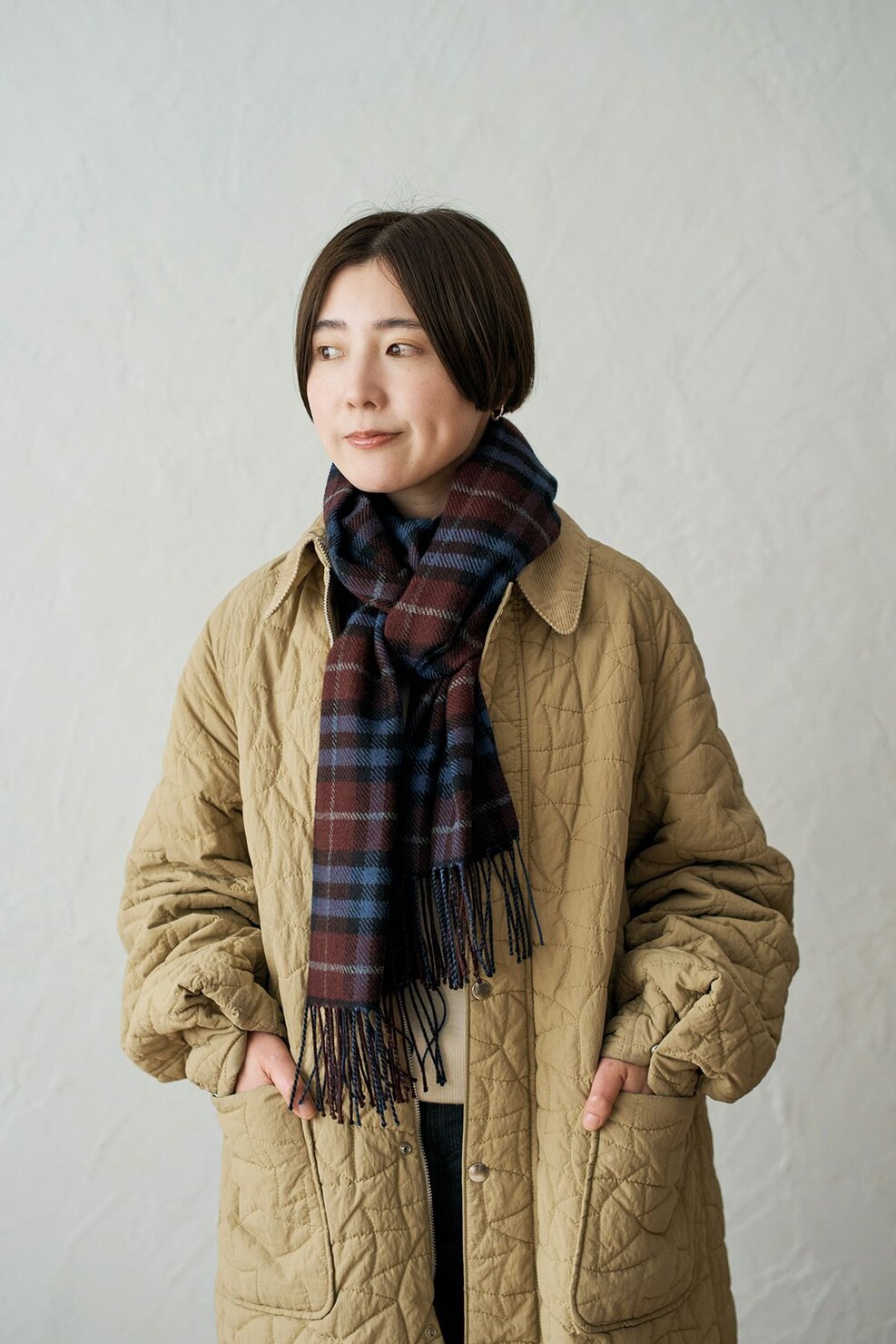 ユニクロのマフラーを使った、品よく立体感が出せる「ループクロス巻き」