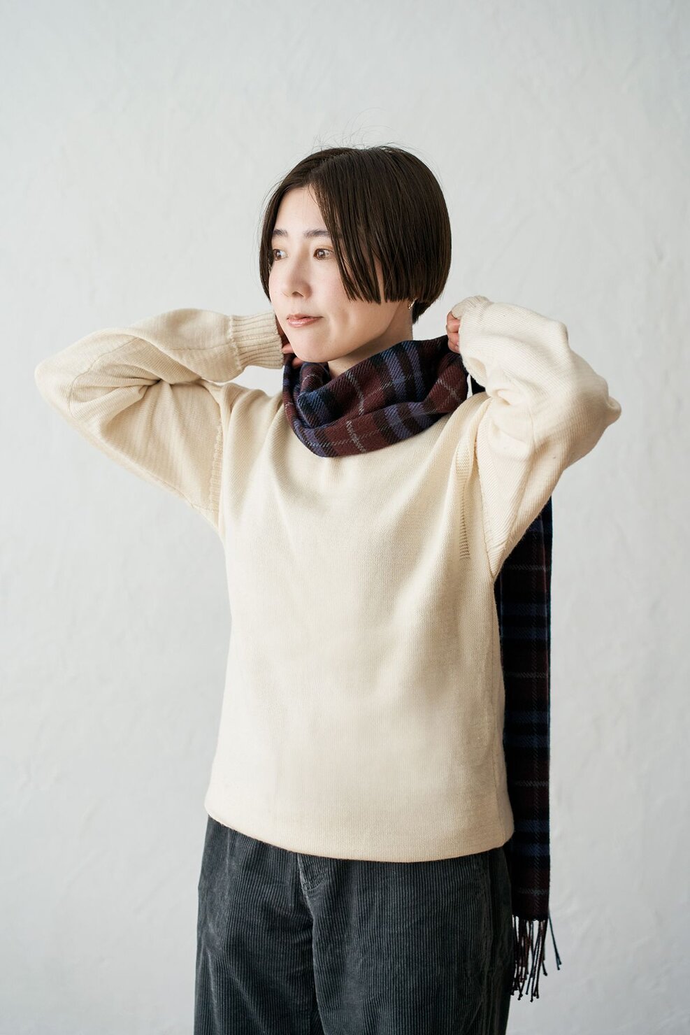 マフラーの中心を首の前に当てる