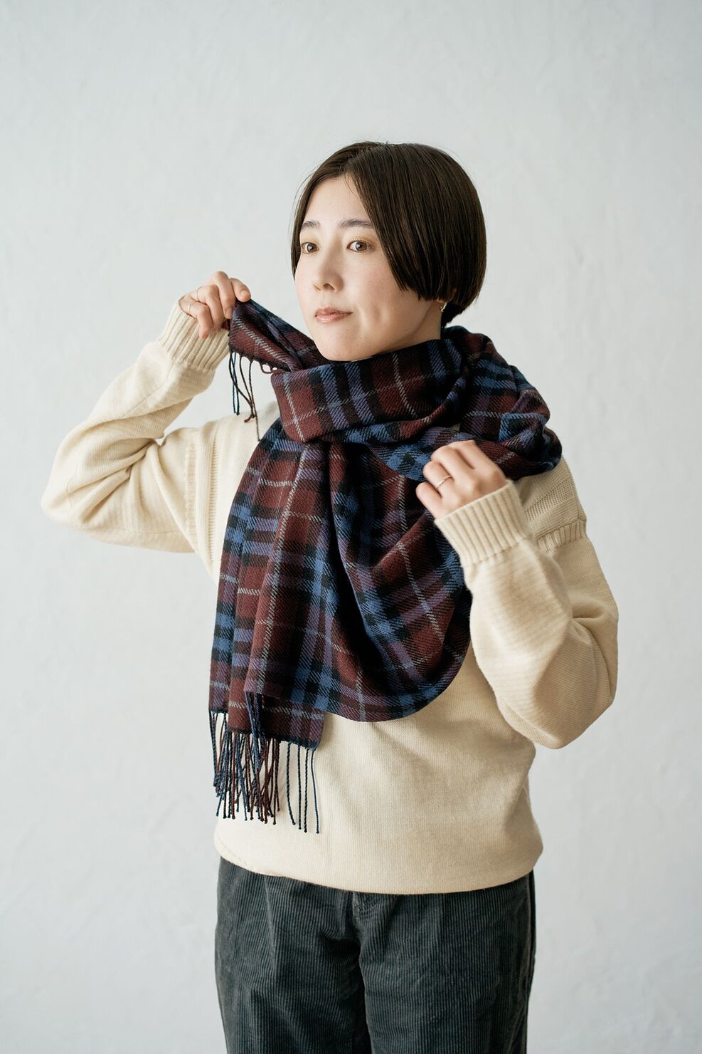 マフラーの左端を、輪っかの下から内側上部へ通す