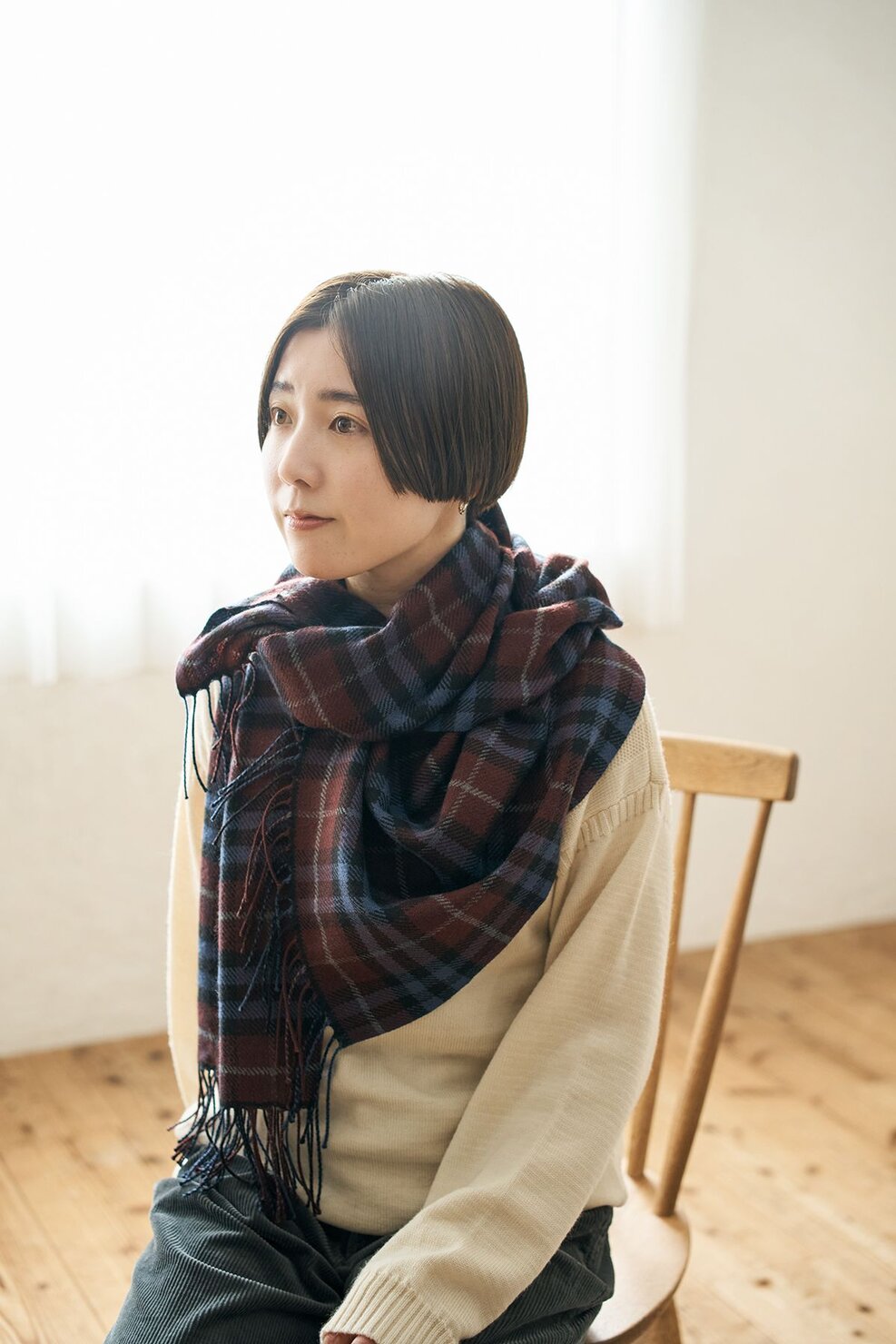 ユニクロのマフラーを使った、装いを品よく味付けする「エレガント巻き」