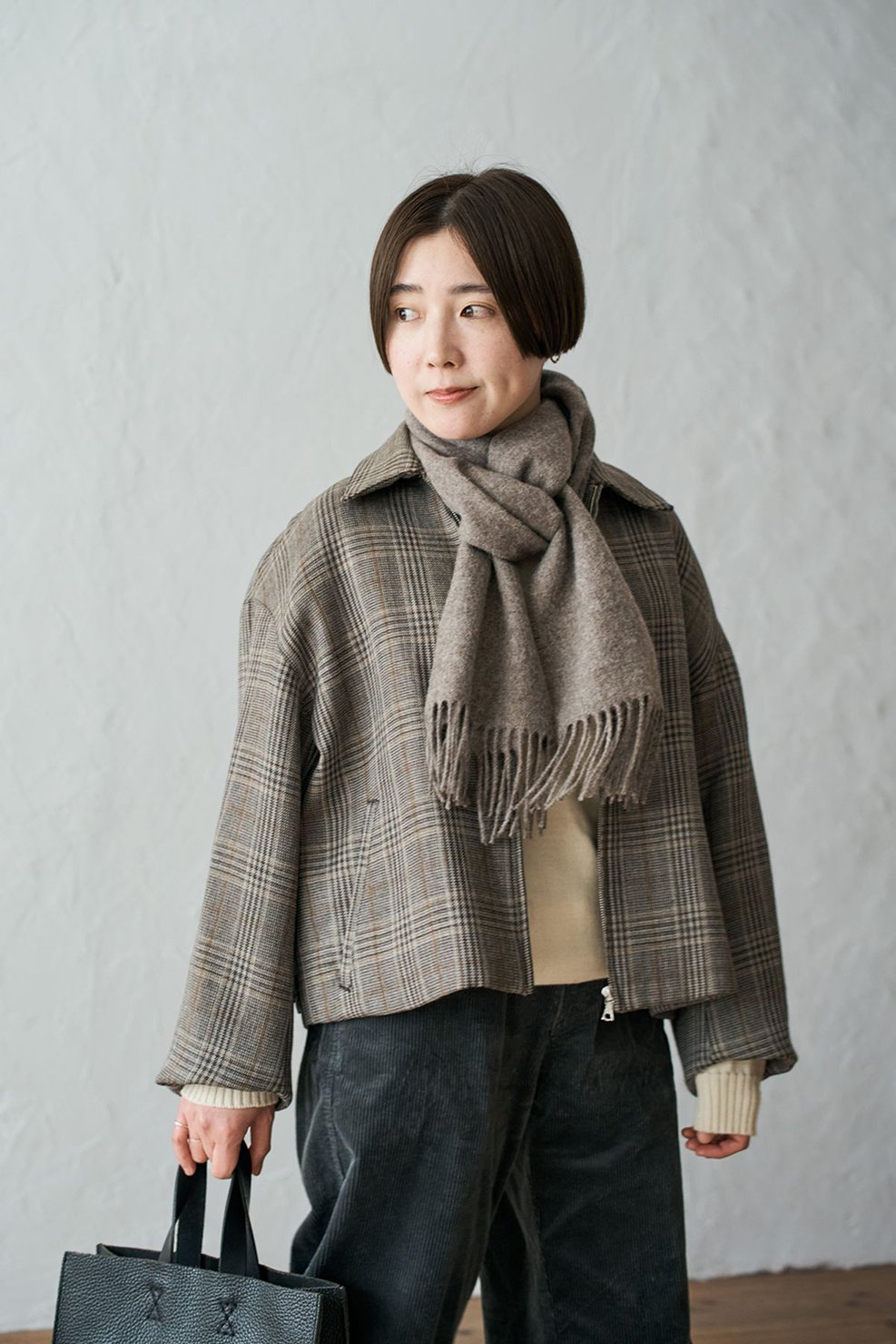無印良品のマフラーを使った、複雑なニュアンスで顔まわりが華やぐ「ミラノ巻き」