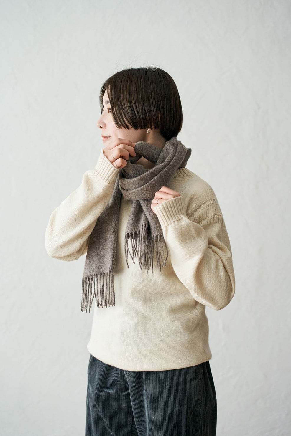 左側のマフラーを首もとの輪っかの内側から少し引き出す