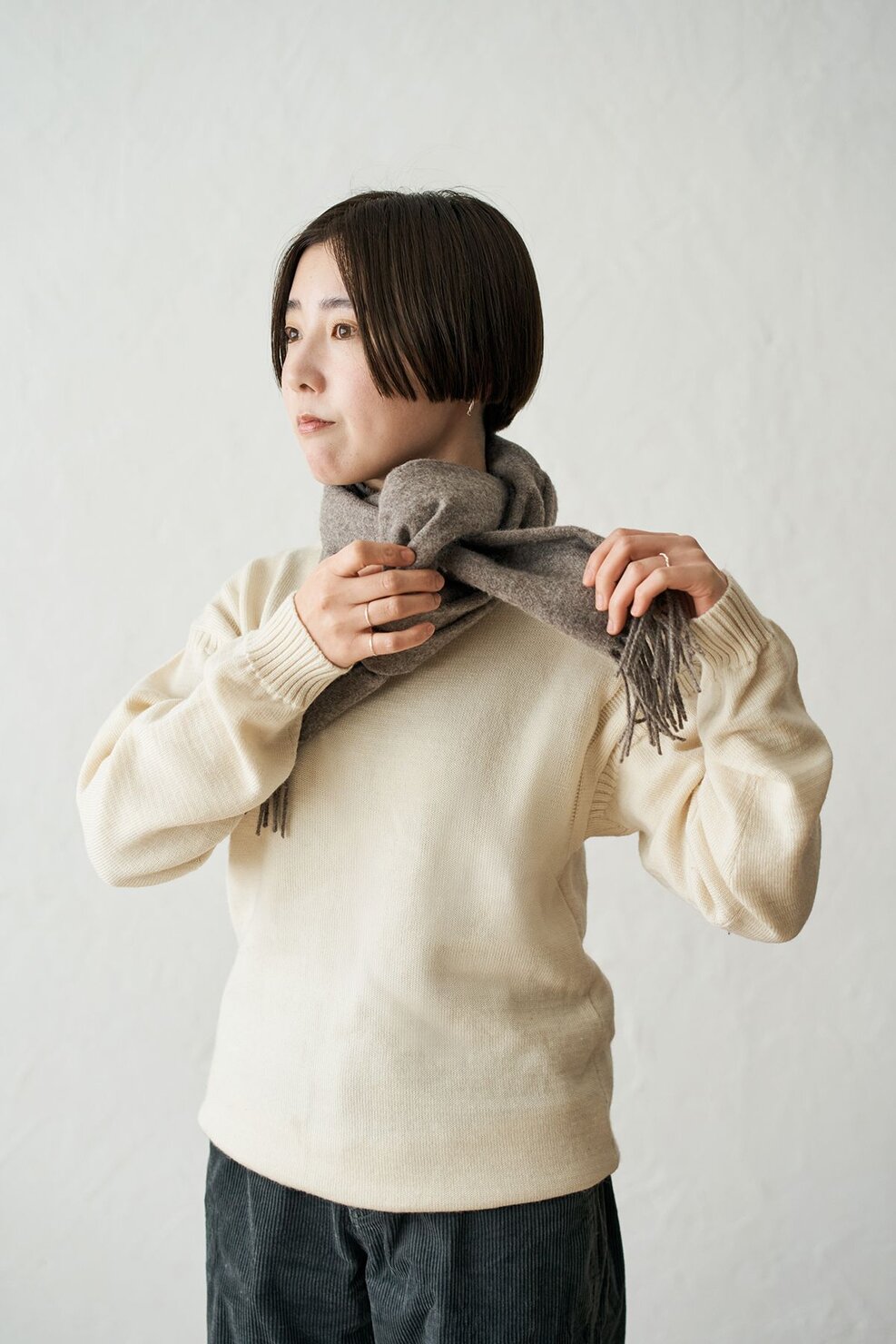 引き出した輪っかに、反対側のマフラーを通す