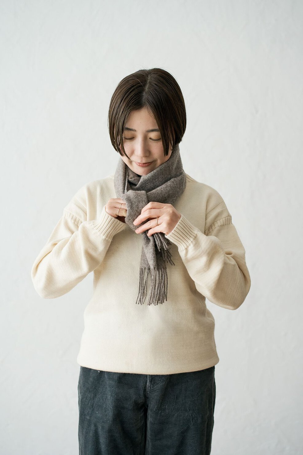 作った結び目の輪っかに、反対側のマフラーを通す