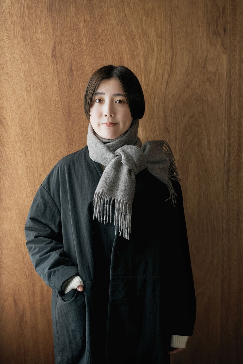 無印良品のマフラーを使った、大人かわいいアクセントを添える「リボン巻き」