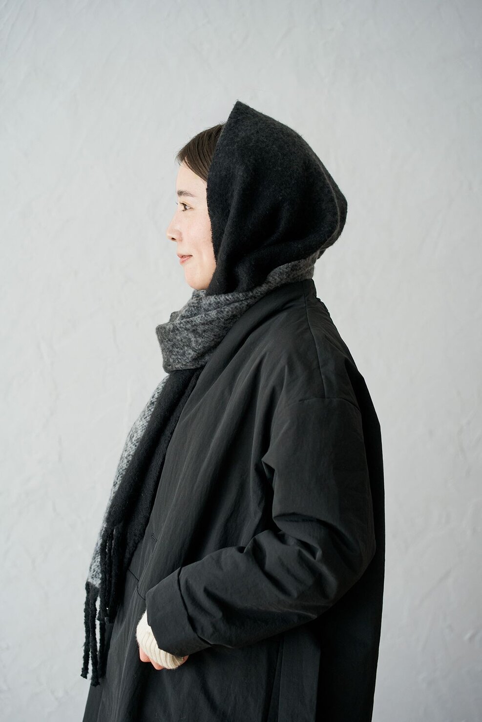 少し持ち上げて、フードのように被っても◎