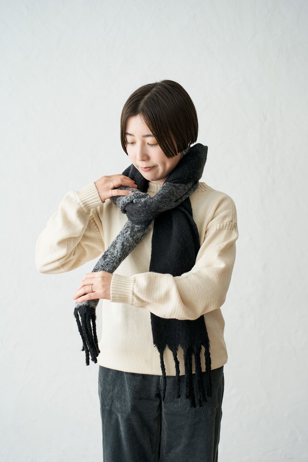 もう片方のマフラーも同様に輪っかの内側に通す