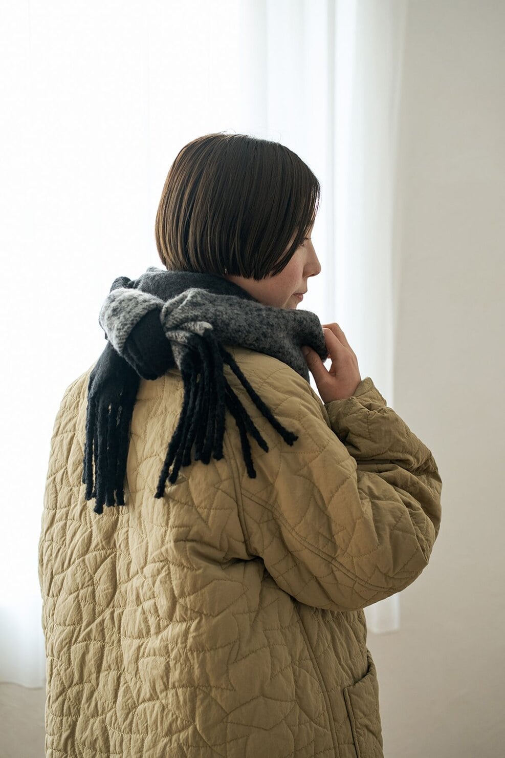 GUのマフラーを使った、後ろ姿まで素敵に見せる「8の字巻き」