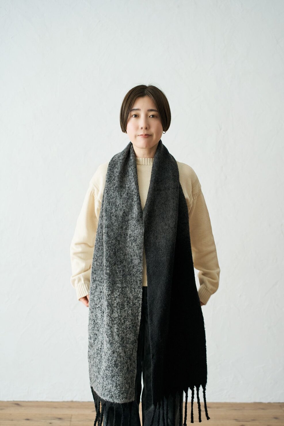 両端が均等な長さになるよう首にかける