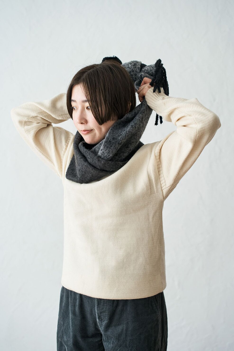 ねじってできた輪っかを頭に通す