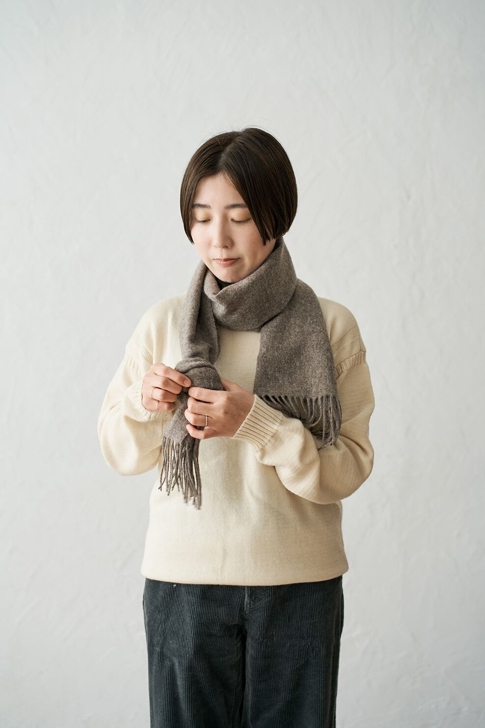 長い方のマフラーに結び目を作る