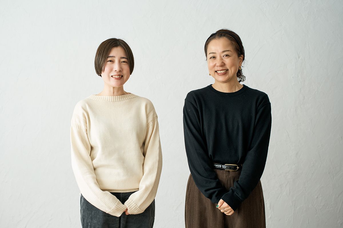 スタイリスト若狭 惠美さん(右)と、マフラーの巻き方を教わったライター・小野 綾香さん(左)