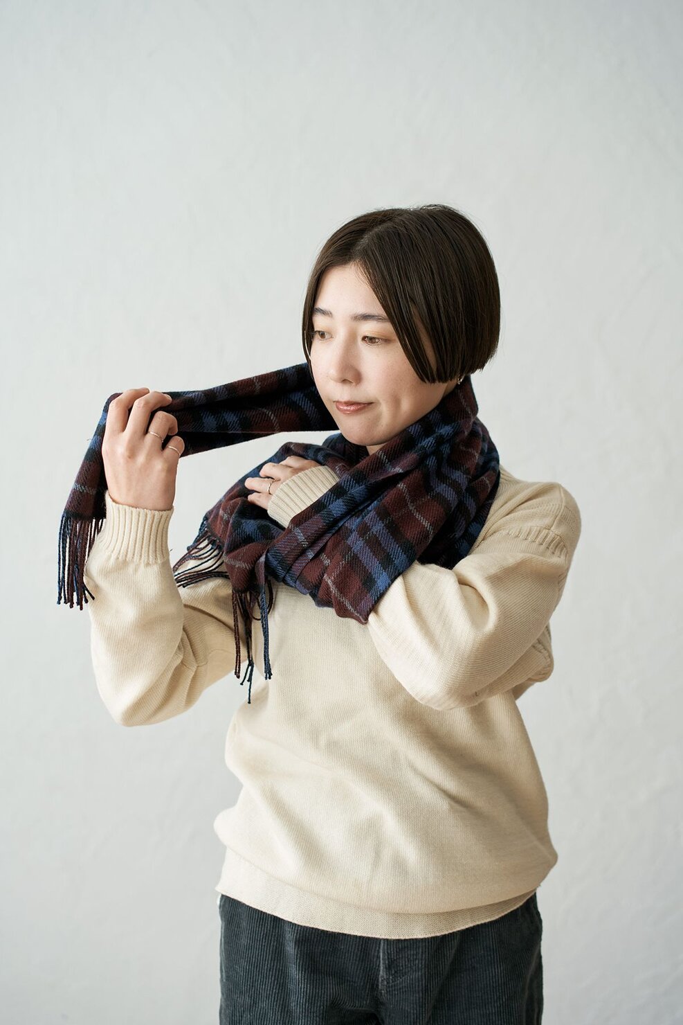 長い方のマフラーを、手前からぐるりと一周させる