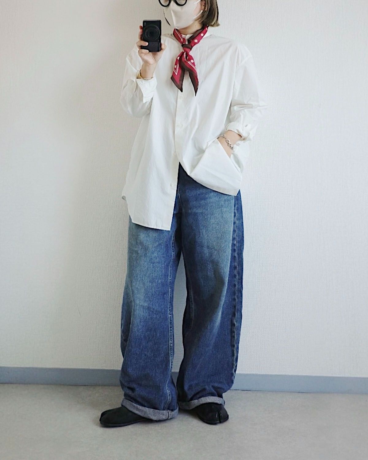 スカーフがアクセント！白シャツでつくる大人のプレッピーな装い