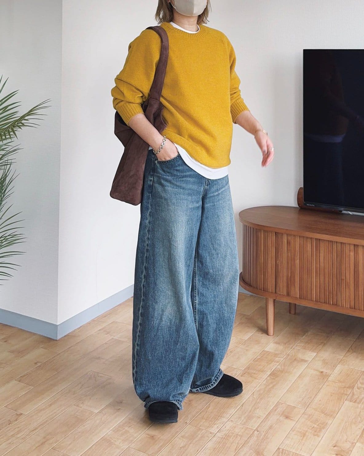 ユニクロのバギーカーブジーンズを使った、マスタード×ブラウンの配色で、あたたかみのあるニットスタイル