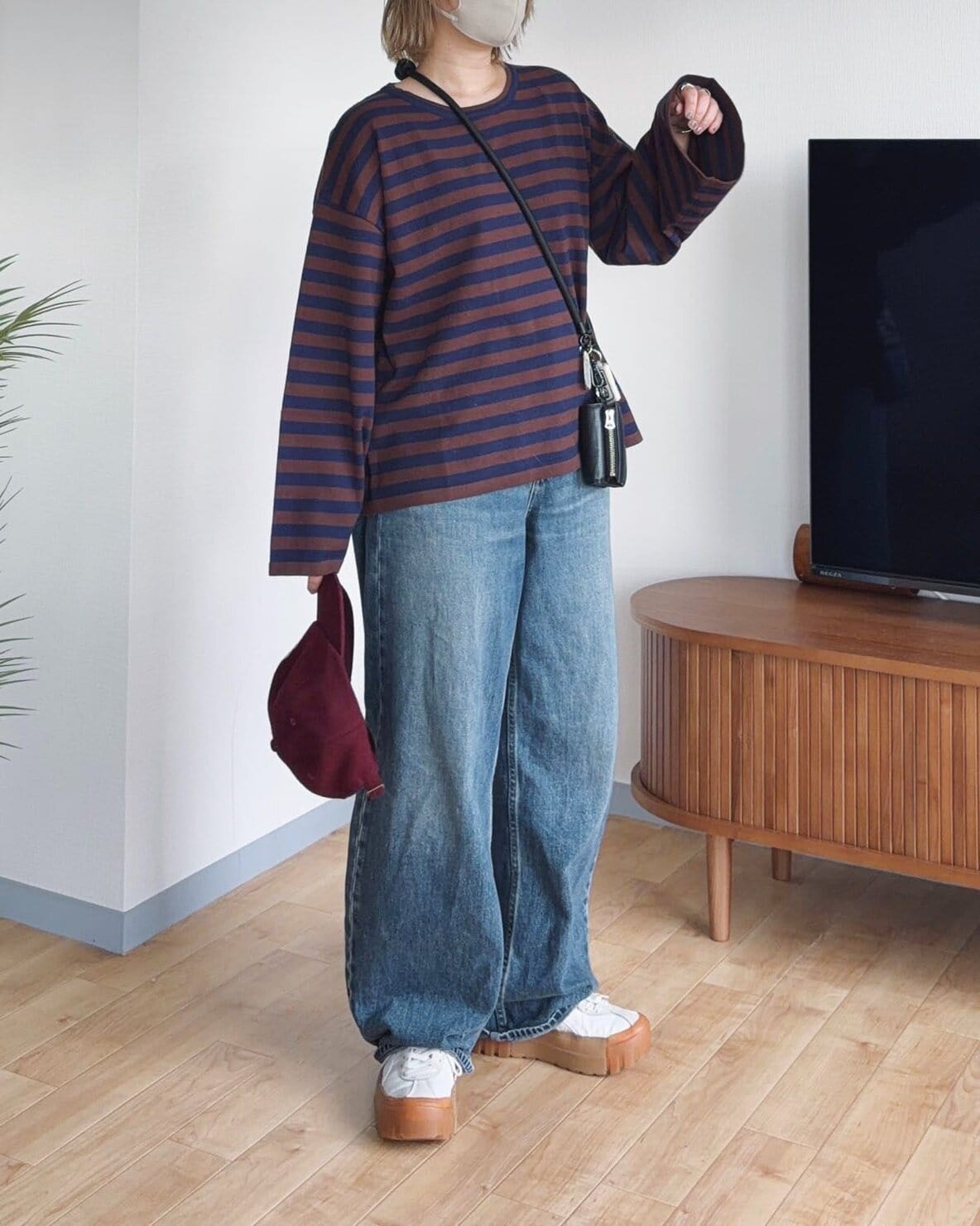 定番ボーダーTシャツは、小物使いで大人カジュアルに