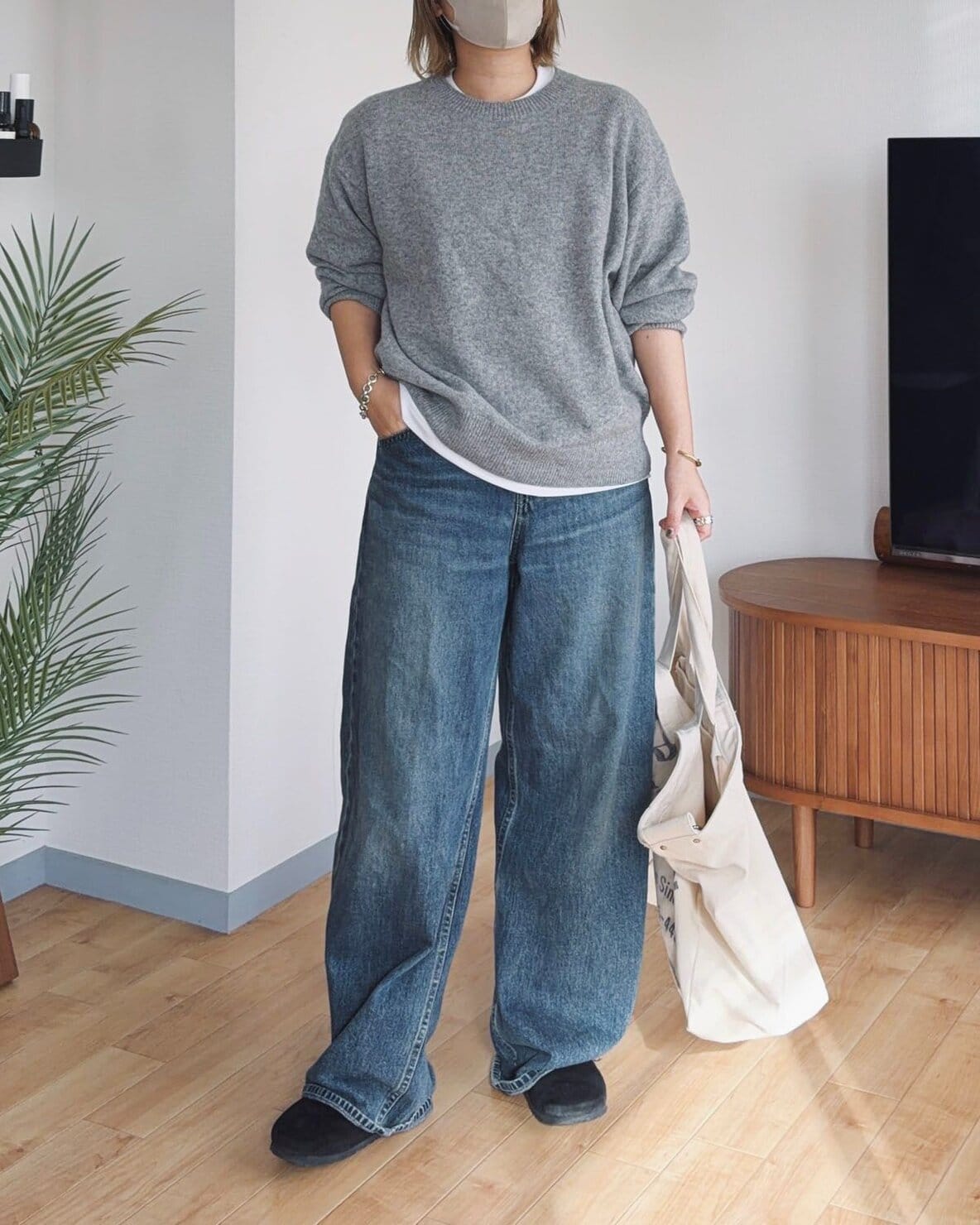 グレー×白でカジュアルに、おしゃれなゆったりコーデ