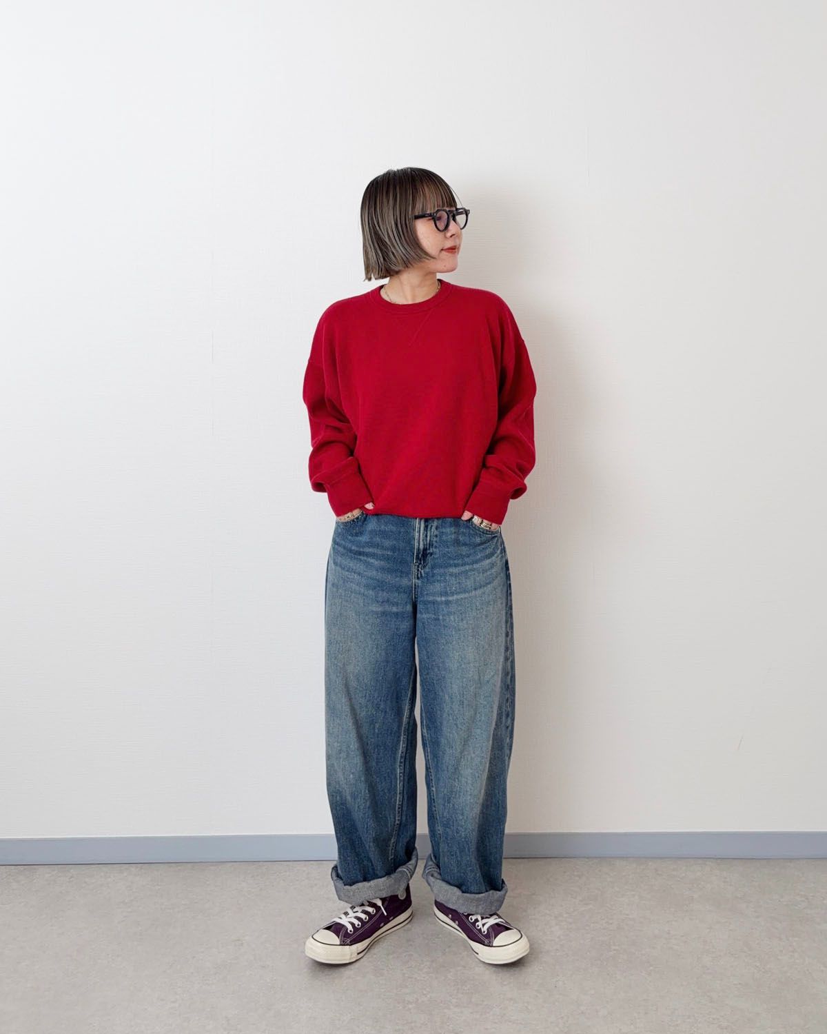 鮮やかな赤を引き立てる、遊び心たっぷりのヴィンテージコーデ