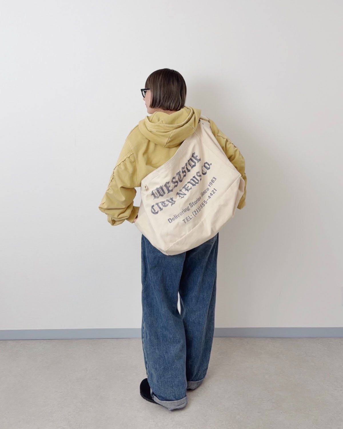 大きめのバッグを合わせてワンポイントに、バギージーンズが装いを締めてくれます