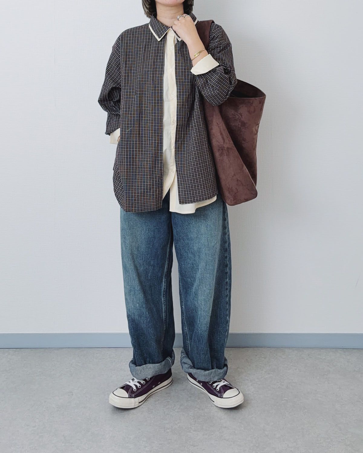 ユニクロのバギージーンズで柄×色のレイヤードを楽しむ、奥行きのあるメンズライクコーデ