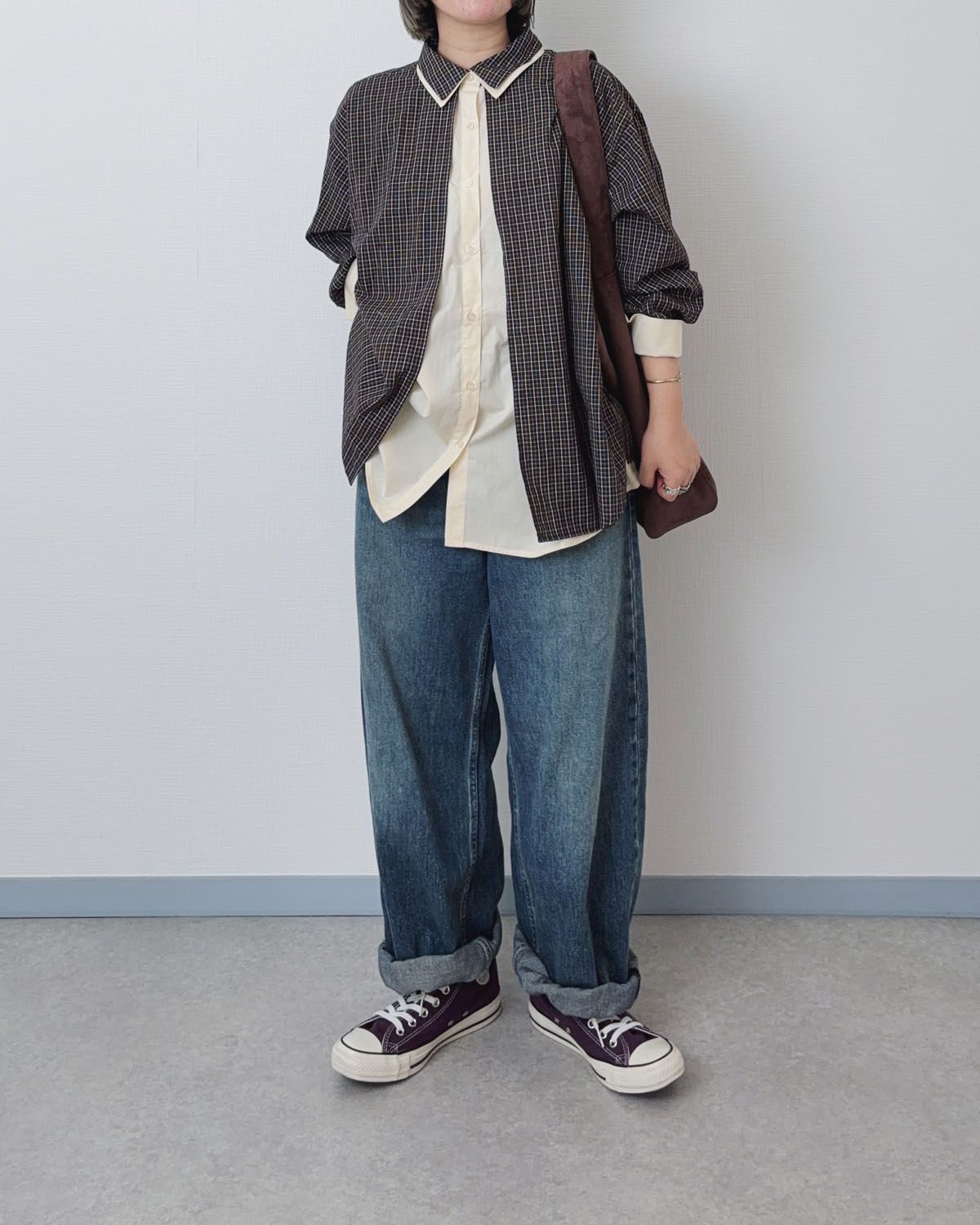 特徴的なシャツも軽やかに、ゆったりシルエットで履き心地抜群
