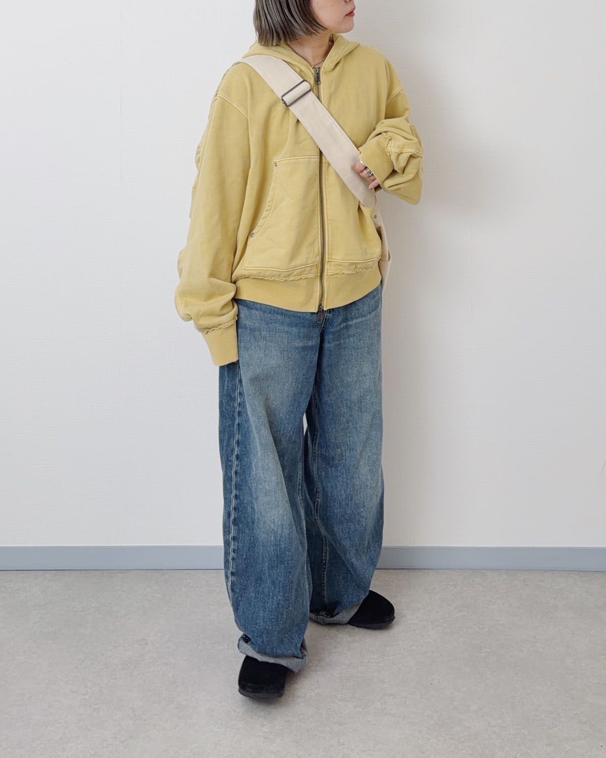 シンプルなパーカースタイルもバギージーンズを合わせれば、大人カジュアルに