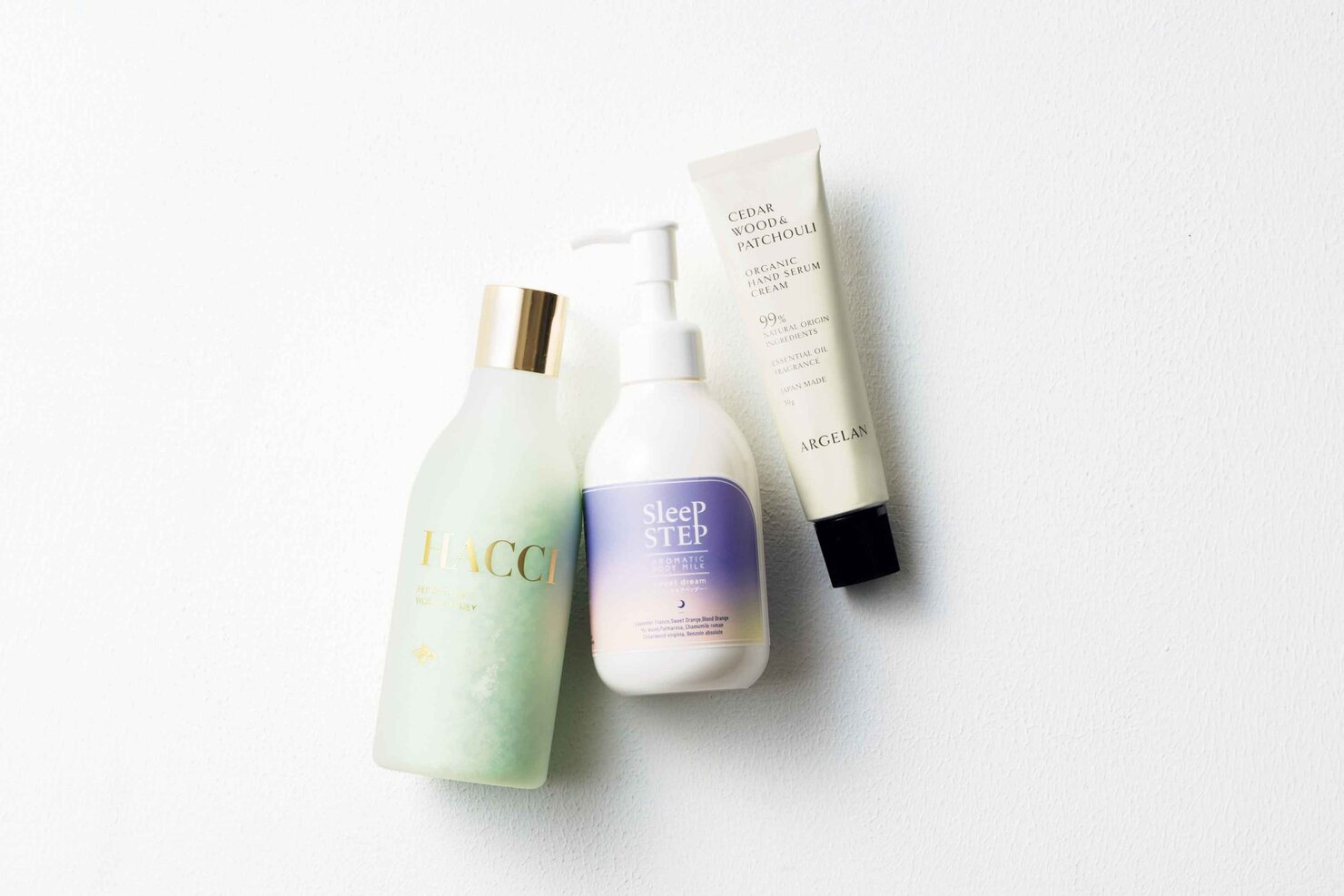 オーガニック ハンドセラムクリーム カームウッディ 50g ¥1,650/アルジェラン(マツキヨココカラ&カンパニー) アロマティックボディミルク スイートドリーム 200mL ¥2,640/スリープステップ(フレーバーライフ社) BEE バスソルト ウッディハニー 300g ¥4,400/HACCI(HACCI)