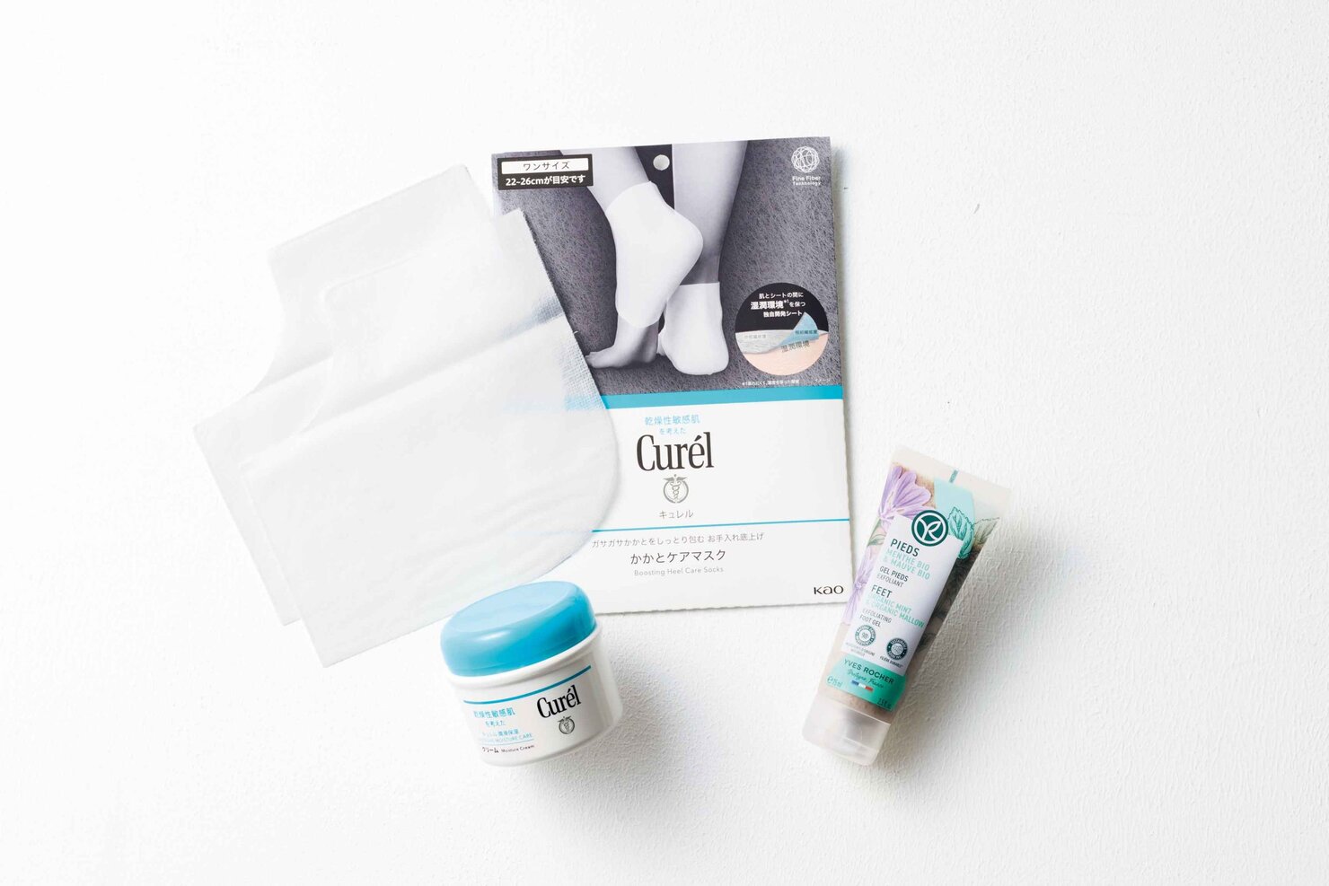 フットスクラブ 75mL ¥1,320/イヴ・ロシェ(イヴ・ロシェ) ガサガサかかとをしっとり包む お手入れ底上げ かかとケアマスク 6枚入り ¥550(編集部調べ)/キュレル(花王) クリーム(医薬部外品)90g ¥1,650 (編集部調べ)/キュレル(花王)