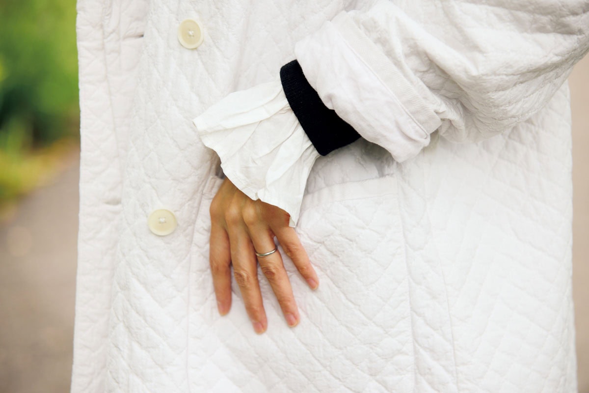 大人の甘さを袖口のフリルで演出