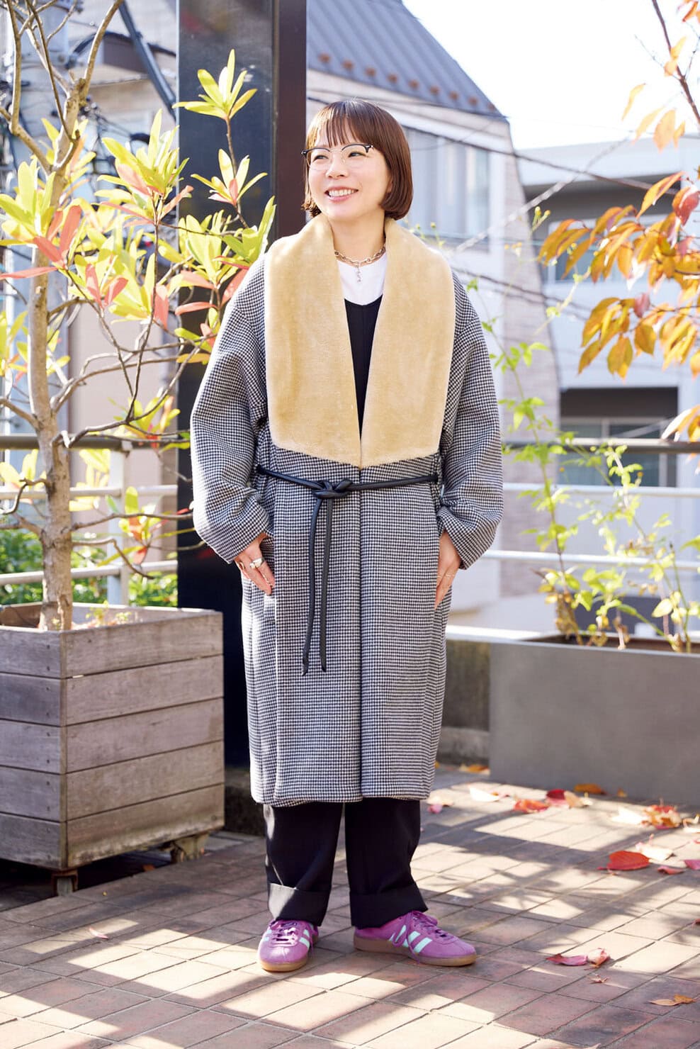CIRCUSディレクター・引田舞さんの私服スナップ。個性的なコートでひとりでお出かけしたい!