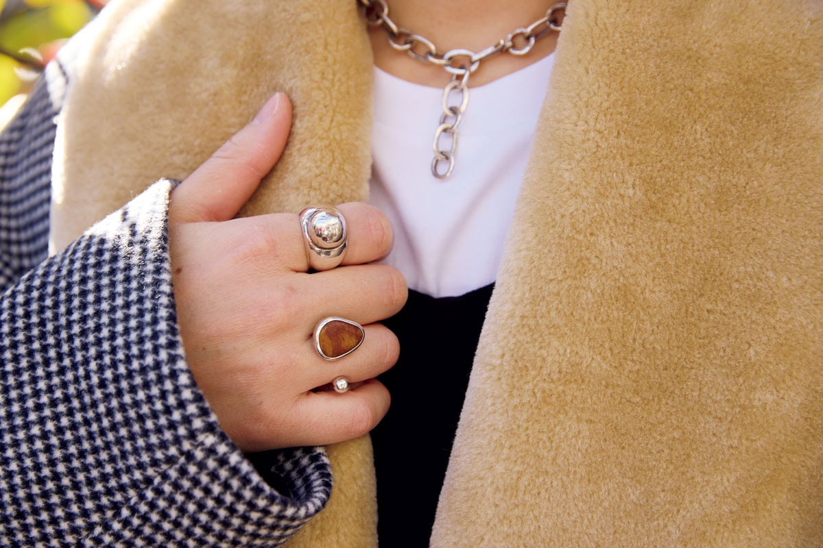 ユウナ オオハシの天然石のリング、シルバーのリングはイギリスで買ったヴィンテージ。