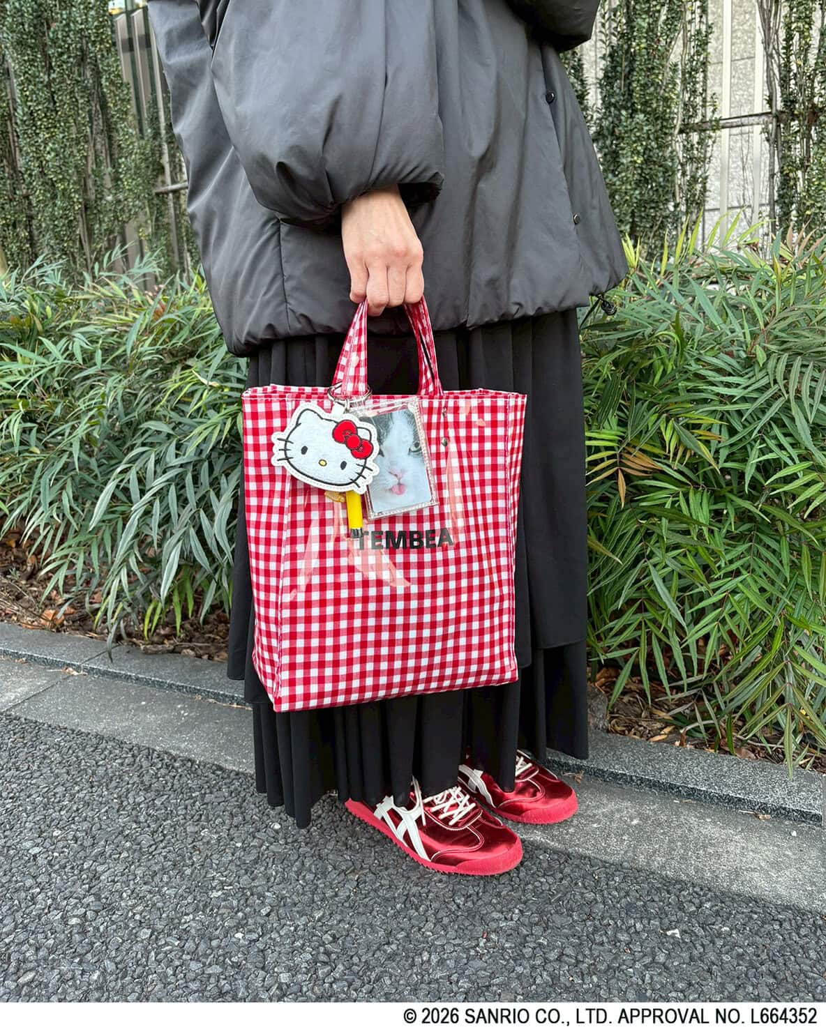 【リンネル付録】編集Bは小物を赤でリンクさせて統一感を演出♡「ハローキティ」×「アウトドアプロダクツ」 顔形&バッグ形ポーチなチャームセット